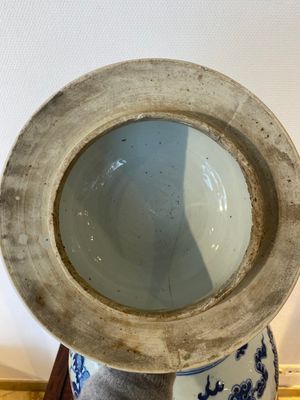 Een grote Chinese blauw-witte dekselvaas met draken, 19e eeuw — foto 7