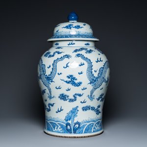 Een grote Chinese blauw-witte dekselvaas met draken, 19e eeuw — foto 4