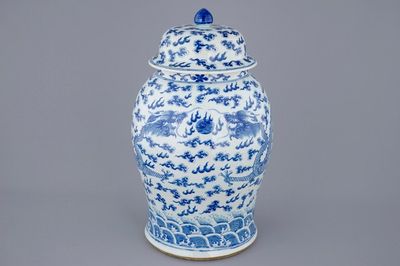 Een grote Chinese blauw-witte dekselvaas met draken, 19e eeuw