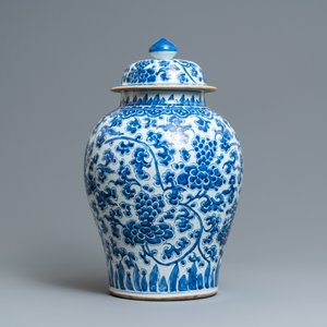 Een grote Chinese blauw-witte dekselvaas met floraal decor, Kangxi — foto 2