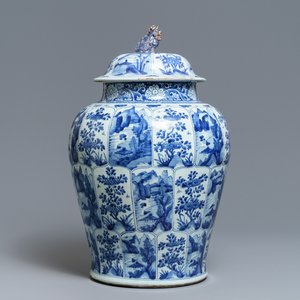 Een grote Chinese blauw-witte dekselvaas met landschappen in vakverdeling, Kangxi — foto 1
