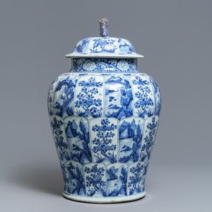 Een grote Chinese blauw-witte dekselvaas met landschappen in vakverdeling, Kangxi — foto 2