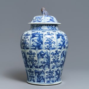 Een grote Chinese blauw-witte dekselvaas met landschappen in vakverdeling, Kangxi — foto 3