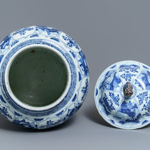 Een grote Chinese blauw-witte dekselvaas met landschappen in vakverdeling, Kangxi — foto 5