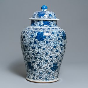 Een grote Chinese blauw-witte dekselvaas met pioenslingers, Kangxi — foto 2