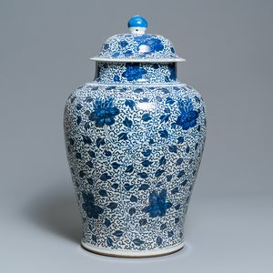 Een grote Chinese blauw-witte dekselvaas met pioenslingers, Kangxi — foto 3
