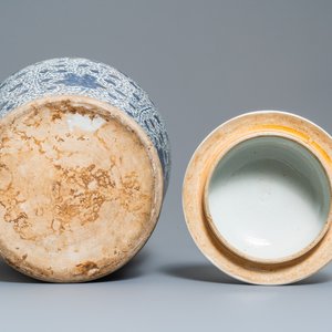 Een grote Chinese blauw-witte dekselvaas met pioenslingers, Kangxi — foto 6