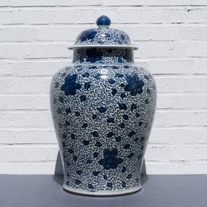 Een grote Chinese blauw-witte dekselvaas met pioenslingers, Kangxi — foto 7
