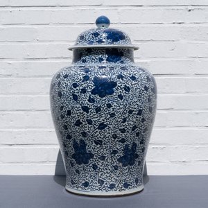 Een grote Chinese blauw-witte dekselvaas met pioenslingers, Kangxi — foto 8