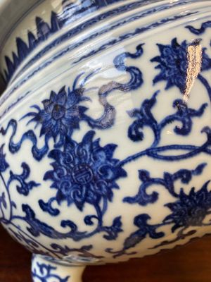 Een grote Chinese blauw-witte driepotige 'bajixiang' wierookbrander met lotusslingers, Qianlong — foto 12