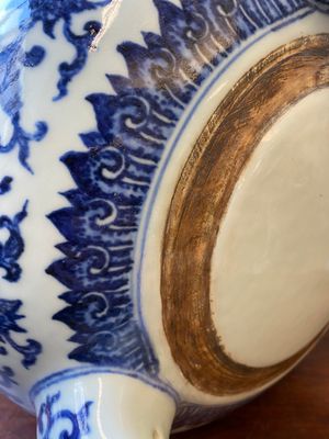 Een grote Chinese blauw-witte driepotige 'bajixiang' wierookbrander met lotusslingers, Qianlong — foto 15