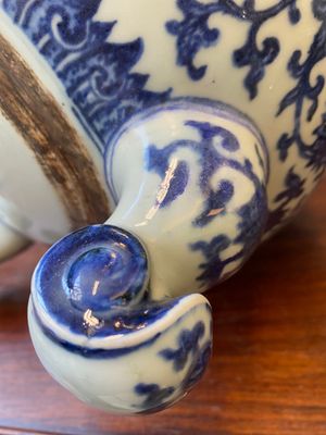 Een grote Chinese blauw-witte driepotige 'bajixiang' wierookbrander met lotusslingers, Qianlong — foto 17