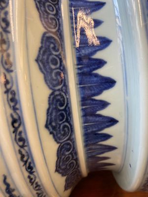 Een grote Chinese blauw-witte driepotige 'bajixiang' wierookbrander met lotusslingers, Qianlong — foto 20