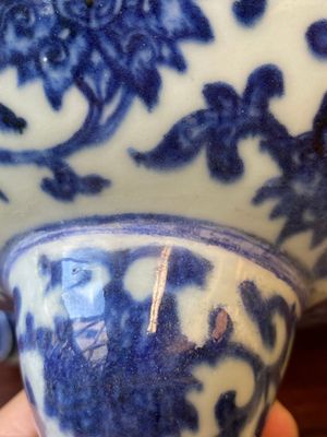 Een grote Chinese blauw-witte driepotige 'bajixiang' wierookbrander met lotusslingers, Qianlong — foto 21