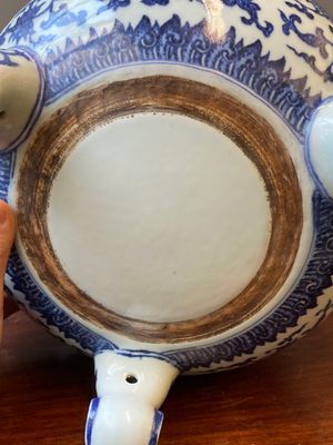 Een grote Chinese blauw-witte driepotige 'bajixiang' wierookbrander met lotusslingers, Qianlong — foto 23