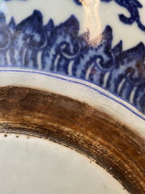 Een grote Chinese blauw-witte driepotige 'bajixiang' wierookbrander met lotusslingers, Qianlong — foto 24
