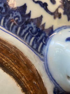 Een grote Chinese blauw-witte driepotige 'bajixiang' wierookbrander met lotusslingers, Qianlong — foto 25