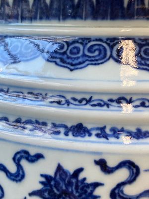 Een grote Chinese blauw-witte driepotige 'bajixiang' wierookbrander met lotusslingers, Qianlong — foto 26