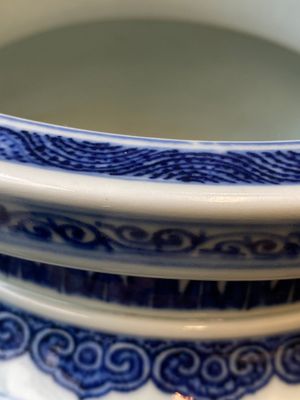 Een grote Chinese blauw-witte driepotige 'bajixiang' wierookbrander met lotusslingers, Qianlong — foto 28