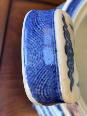 Een grote Chinese blauw-witte driepotige 'bajixiang' wierookbrander met lotusslingers, Qianlong — foto 30