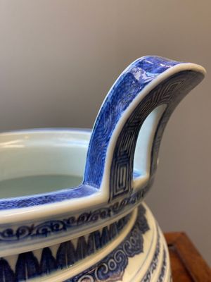 Een grote Chinese blauw-witte driepotige 'bajixiang' wierookbrander met lotusslingers, Qianlong — foto 6