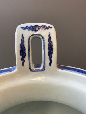 Een grote Chinese blauw-witte driepotige 'bajixiang' wierookbrander met lotusslingers, Qianlong — foto 7