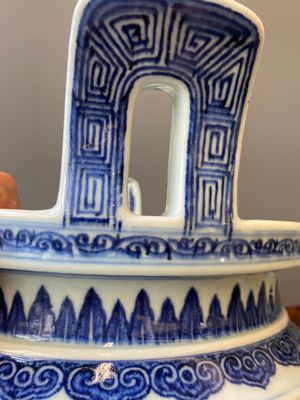 Een grote Chinese blauw-witte driepotige 'bajixiang' wierookbrander met lotusslingers, Qianlong — foto 9