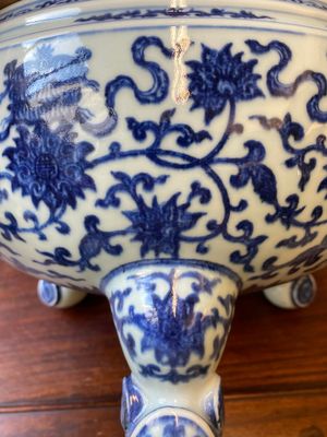 Een grote Chinese blauw-witte driepotige 'bajixiang' wierookbrander met lotusslingers, Qianlong — foto 10