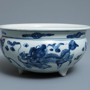 Een grote Chinese blauw-witte driepotige wierookbrander, Ming — foto 1