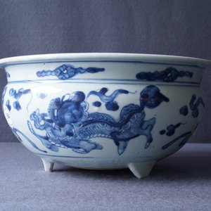 Een grote Chinese blauw-witte driepotige wierookbrander, Ming — foto 11