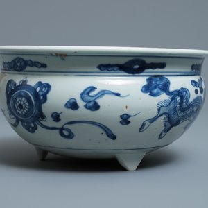 Een grote Chinese blauw-witte driepotige wierookbrander, Ming — foto 3