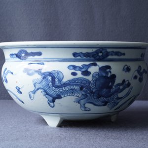 Een grote Chinese blauw-witte driepotige wierookbrander, Ming — foto 9