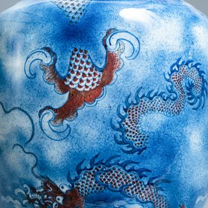 Een grote Chinese blauw-witte en koperrode 'draken' vaas, Jiaqing — foto 16