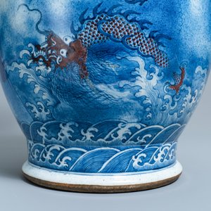 Een grote Chinese blauw-witte en koperrode 'draken' vaas, Jiaqing — foto 17