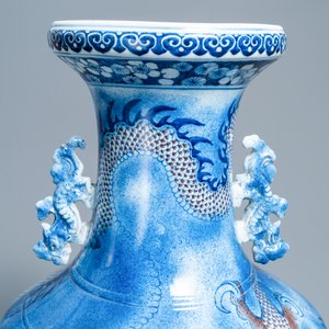 Een grote Chinese blauw-witte en koperrode 'draken' vaas, Jiaqing — foto 18