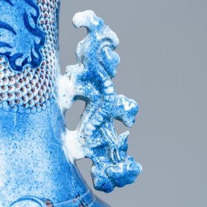 Een grote Chinese blauw-witte en koperrode 'draken' vaas, Jiaqing — foto 19