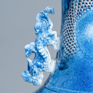 Een grote Chinese blauw-witte en koperrode 'draken' vaas, Jiaqing — foto 20