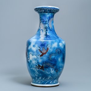 Een grote Chinese blauw-witte en koperrode 'draken' vaas, Jiaqing — foto 2