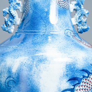 Een grote Chinese blauw-witte en koperrode 'draken' vaas, Jiaqing — foto 21