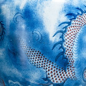 Een grote Chinese blauw-witte en koperrode 'draken' vaas, Jiaqing — foto 22
