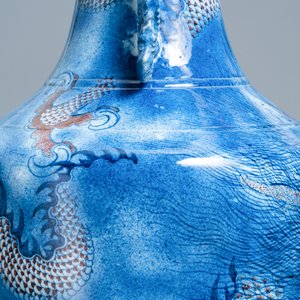 Een grote Chinese blauw-witte en koperrode 'draken' vaas, Jiaqing — foto 26
