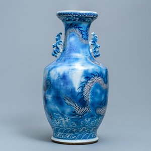Een grote Chinese blauw-witte en koperrode 'draken' vaas, Jiaqing — foto 3