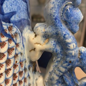 Een grote Chinese blauw-witte en koperrode 'draken' vaas, Jiaqing — foto 35