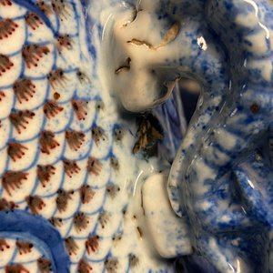 Een grote Chinese blauw-witte en koperrode 'draken' vaas, Jiaqing — foto 36