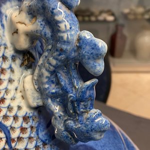 Een grote Chinese blauw-witte en koperrode 'draken' vaas, Jiaqing — foto 37