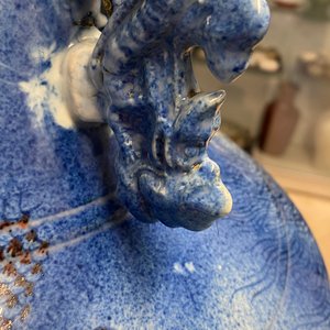Een grote Chinese blauw-witte en koperrode 'draken' vaas, Jiaqing — foto 45