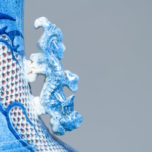 Een grote Chinese blauw-witte en koperrode 'draken' vaas, Jiaqing — foto 8