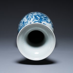 Een grote Chinese blauw-witte en koperrode vaas met een bergachtig rivierlandschap, 19e eeuw — foto 5