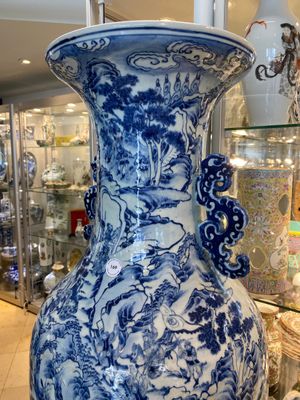 Een grote Chinese blauw-witte en koperrode vaas met een bergachtig rivierlandschap, 19e eeuw — foto 2