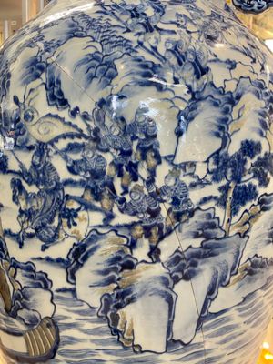 Een grote Chinese blauw-witte en koperrode vaas met een bergachtig rivierlandschap, 19e eeuw — foto 4